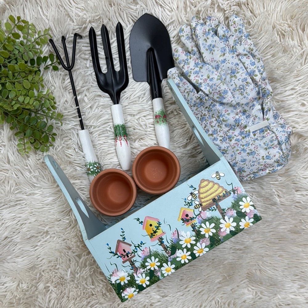 🎉HP🎉 Christmas Tree Shop Garden Tool Set with Floral Honey Bee Box 💗
